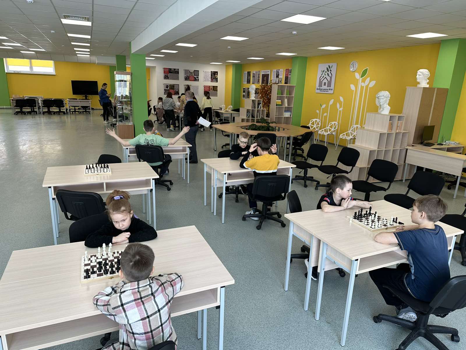 Шахматный турнир с лицеем им. А.С. Пушкина в библиотеке.