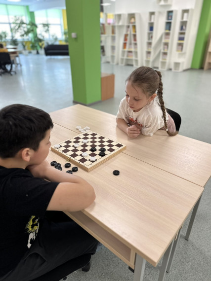 Шахматный турнир с лицеем им. А.С. Пушкина в библиотеке.