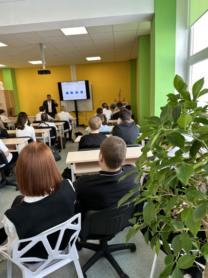 Сегодня в библиотеке  Благородов Сергей Васильевич для 10-х классов прочитал лекцию..